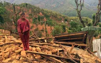 Người dân Nepal vẫn mỏi mắt chờ hàng cứu trợ