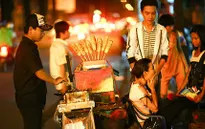 Người dân mưu sinh trong đêm đón chào năm mới 2015