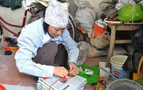 Cô giáo đi nhặt đồng nát nuôi chồng bạo bệnh