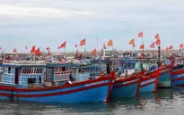 Quảng Nam: Tặng máy bộ đàm hàng hải cho ngư dân đánh bắt xa bờ