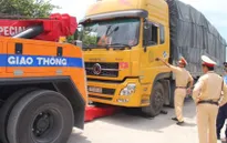 Xe quá tải chạy trốn đâm vào xe CSGT