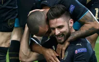 Bảng F Champions League: Giroud lập hat-trick, Arsenal lách qua khe cửa hẹp