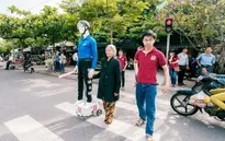 Ấn tượng robot dẫn người qua đường tại Đà Nẵng