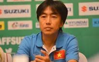 HLV Miura mong học trò chơi nghiêm túc trong trận gặp Man City