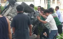 Hà Nội: Xe con đâm gãy cây, lật ngửa giữa đường
