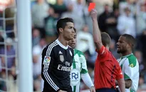 Ronaldo quá may mắn khi chỉ bị cấm thi đấu 2 trận