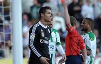 Ronaldo bị đuổi, Real Madrid may mắn giành 3 điểm