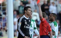 “Đấm” và “đá” đối thủ, Cris Ronaldo chỉ bị treo giò 1 trận