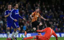 Chelsea 2-4 Bradford: "Bầu bạn" cùng Man City