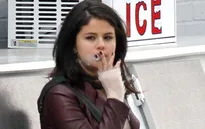 Selena Gomez bị bắt gặp "phì phèo" thuốc lá