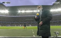 Bỗng nhiên thích đùa, Mourinho "hãm hại" camera của nhà đài