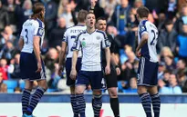 Pha "lườm rau, gắp thịt" siêu hài hước của trọng tài trong trận Man City - West Brom