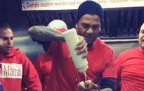 Bị Dunga bỏ quên, Dani Alves đổi nghề đi bán bánh mỳ