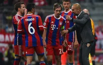 Ăn mừng bàn thắng của Bayern, HLV Guardiola bị... rách quần