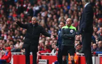 HLV Wenger bất ngờ về phe đồng nghiệp khó ưa Mourinho trong vụ ẩu đả tại Old Trafford