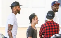 Justin Bieber "nấm lùn" bên dàn cầu thủ bóng rổ