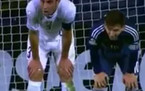 Messi bắt chước Godin hay cả hai bày trò trêu khán giả?