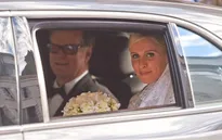 Váy cưới tiền tỷ của Nicky Hilton bị vướng vào bánh xe Bentley