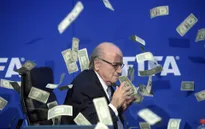 Chủ tịch FIFA muối mặt vì "tắm mưa tiền"