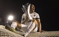 Tevez ngồi lên nóc lưới ăn mừng chức vô địch quốc gia Argentina