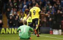 Từ người hùng thành tội đồ, Deeney phản lưới giúp Man Utd giành 3 điểm