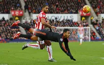Stoke 2-0 Man Utd: Thua trận thứ 4 liên tiếp, Quỷ đỏ sẽ trảm Van Gaal?