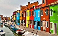Ghé thăm ngôi làng “lòe loẹt” nhất thế giới tại Italy