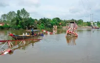 TP.HCM: Sà lan quá tải đâm sập cầu Cái Tâm