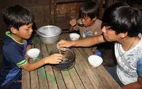 3 anh em côi cút, đói rách trong căn nhà sắp sập