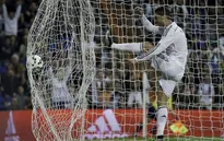 Mất cơ hội vượt sâu Messi, Ronaldo nổi cơn tam bành