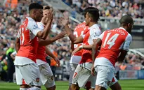 Arsenal ăn may 10 người Newcastle nhờ bàn thắng "trời cho"