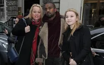Kanye West diện style cực "chất" một mình xuất hiện ở London