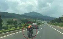 Kinh hoàng đoàn xe mô tô phóng 300km/h trên cao tốc