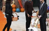Vợ chồng Tổng thống Mỹ tưng bừng chia kẹo Halloween ở Nhà Trắng