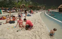 Công viên nước khổng lồ nằm gọn trong... nhà chứa máy bay