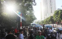 Hà Nội: Hàng vạn người "chôn chân" dưới nắng nóng ngày đầu thi THPT Quốc gia