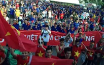 CĐV Việt Nam rực đỏ trong 'biển xanh' người Thái
