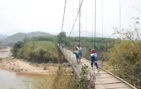 Kiểm tra tiến độ cầu treo dân sinh ở Yên Bái