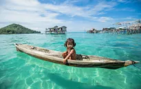 Cuộc sống xa rời thế giới hiện đại của hòn đảo “người cá”