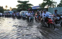 Triều cường gây ngập nhiều tuyến đường tại TP.HCM