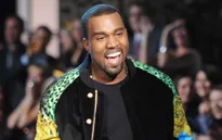 Kanye West gây "sốc" vì nhảy lên bàn ăn