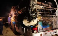 Pakistan: Xe bồn chở dầu đâm xe buýt, 40 người chết