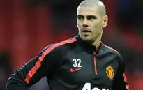 Cáu tiết vì chồng bị cho ra rìa, vợ Valdes công kích sự vô cảm của Man Utd