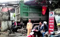 Hà Nội: Xe chở rác gây tai nạn liên hoàn, 8 người bị thương