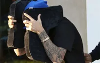Muôn kiểu đối phó hài hước với paparazzi của Justin Bieber