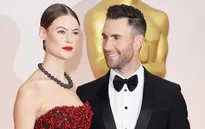 Oscar 2015: Adam Levine bị vợ yêu "hút hồn"