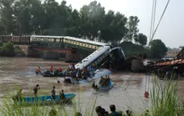 Pakistan: Sập cầu, tàu hỏa lao xuống sông khiến hơn 100 người thương vong