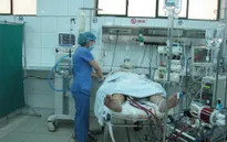 Mẹ khóc lặng nhìn con nguy kịch vì viêm cơ tim cấp