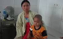Mẹ nghèo khóc lặng trước cảnh con bị ung thư nguyên bào thần kinh