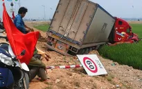 Mất lái xe container đâm gãy cột điện, lao xuống ruộng